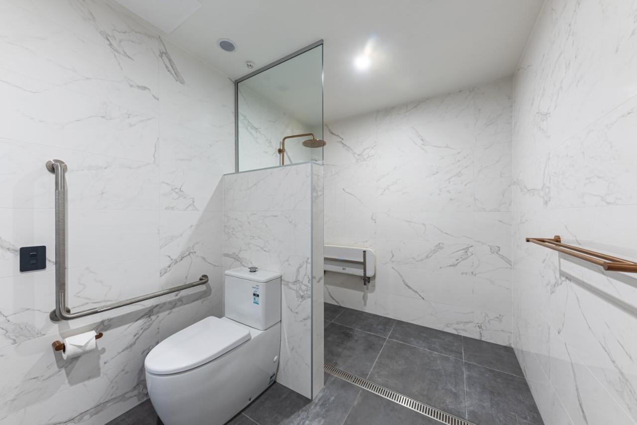 Galaxy Boutique Hotel Lake Tekapo Exterior photo A wet room in a residential bathroom