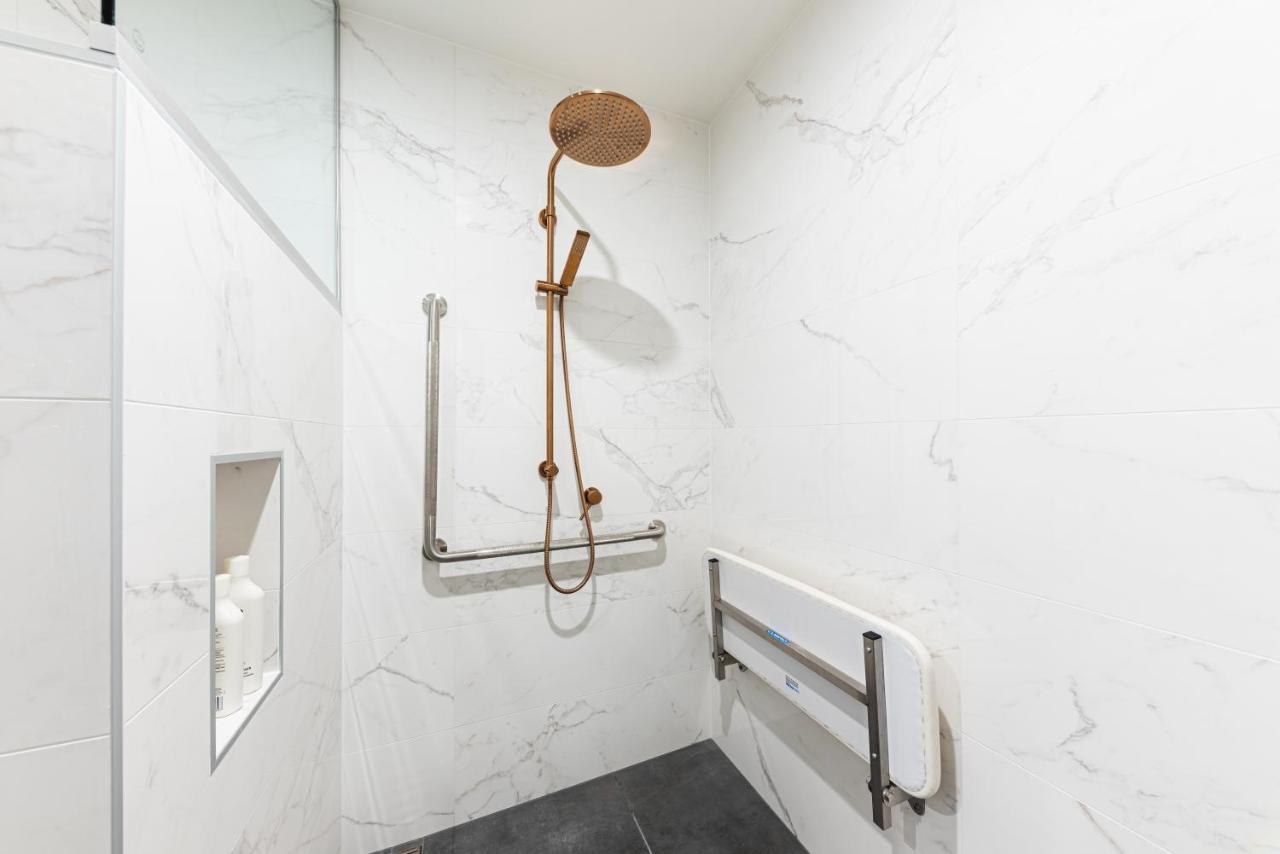 Galaxy Boutique Hotel Lake Tekapo Exterior photo Shower seat