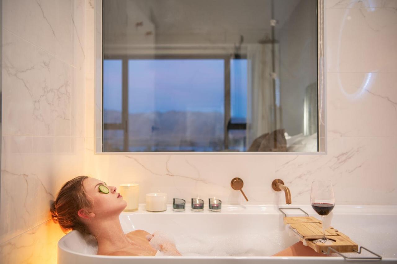 Galaxy Boutique Hotel Lake Tekapo Exterior photo A woman relaxing in a bathtub