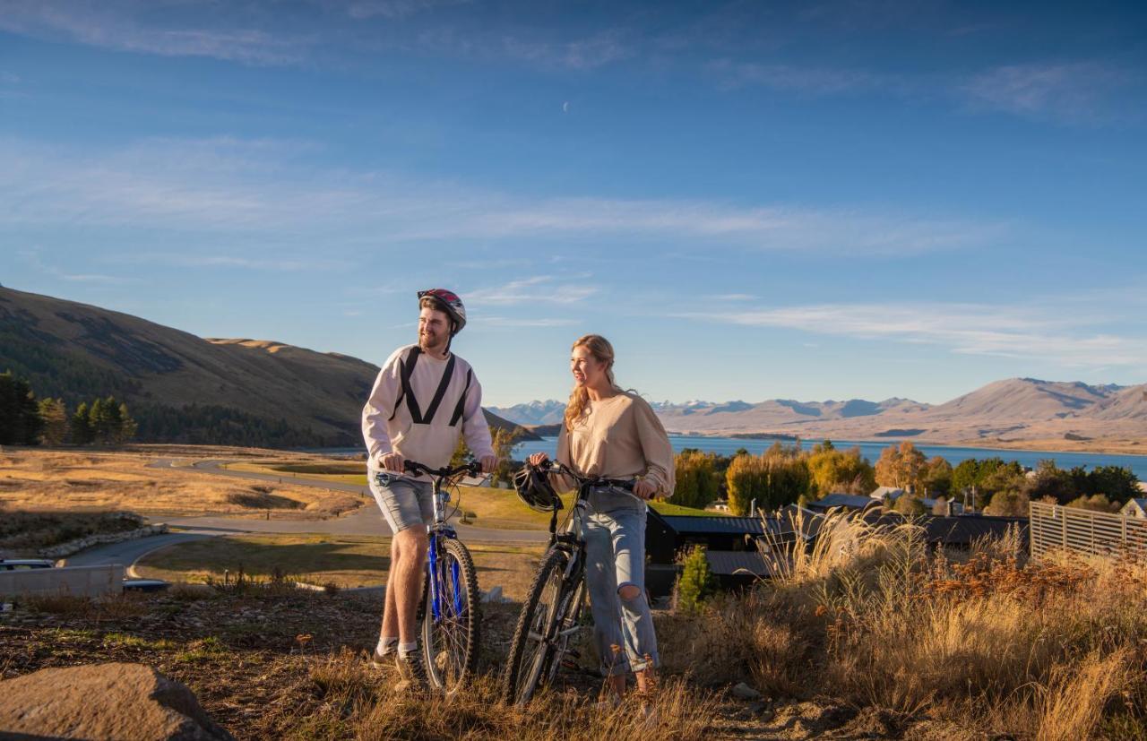 Galaxy Boutique Hotel Lake Tekapo Exterior photo Biking at the lake